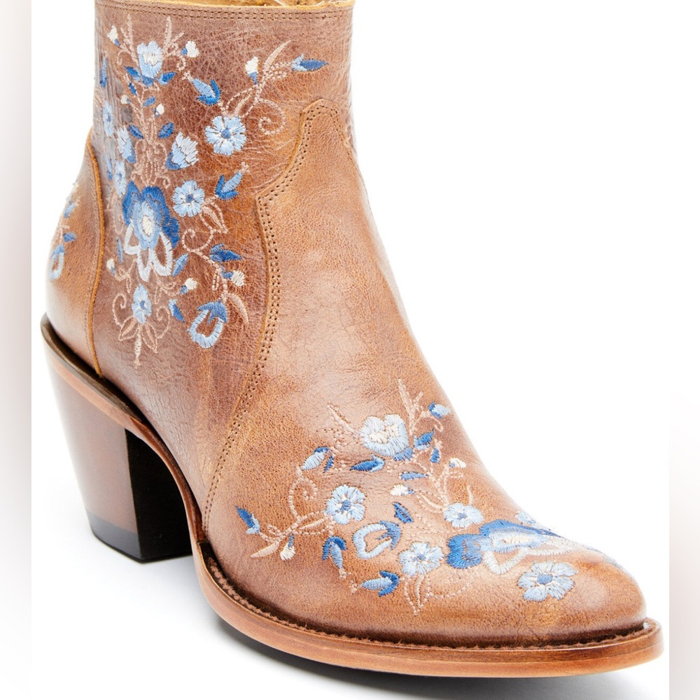 *NWT* Shyanne Embroidered Ankle Boots 💙🤎🤍